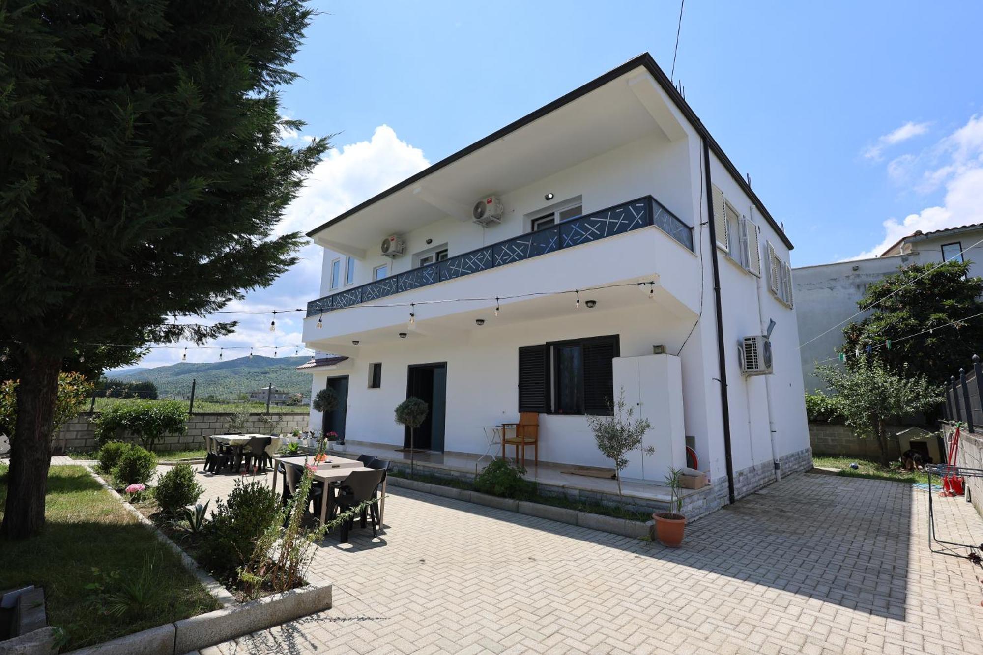 Baza Hostel - Swimming Pool Berat Ngoại thất bức ảnh
