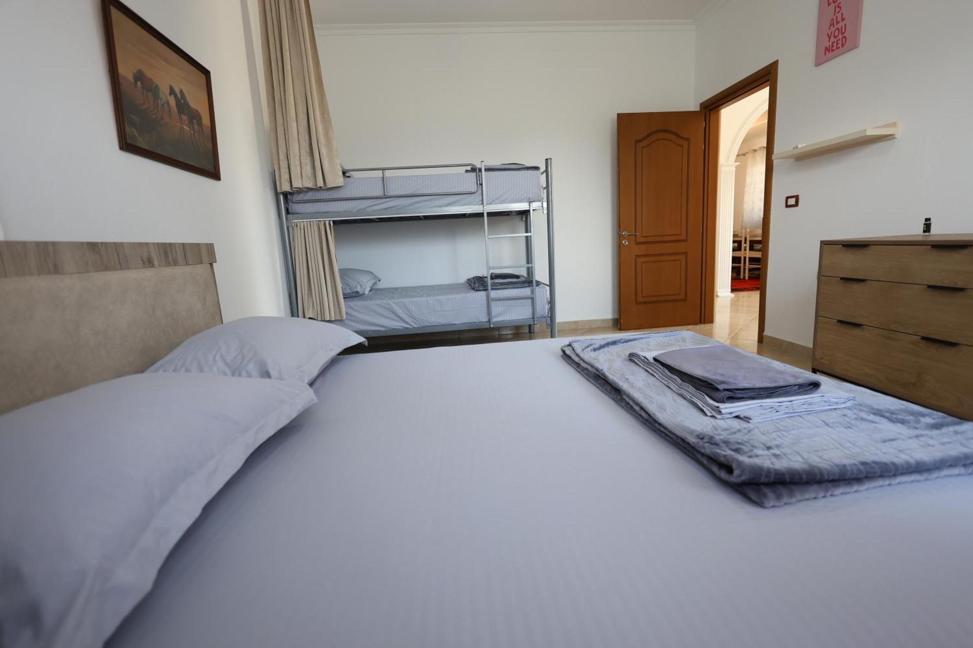 Baza Hostel - Swimming Pool Berat Ngoại thất bức ảnh