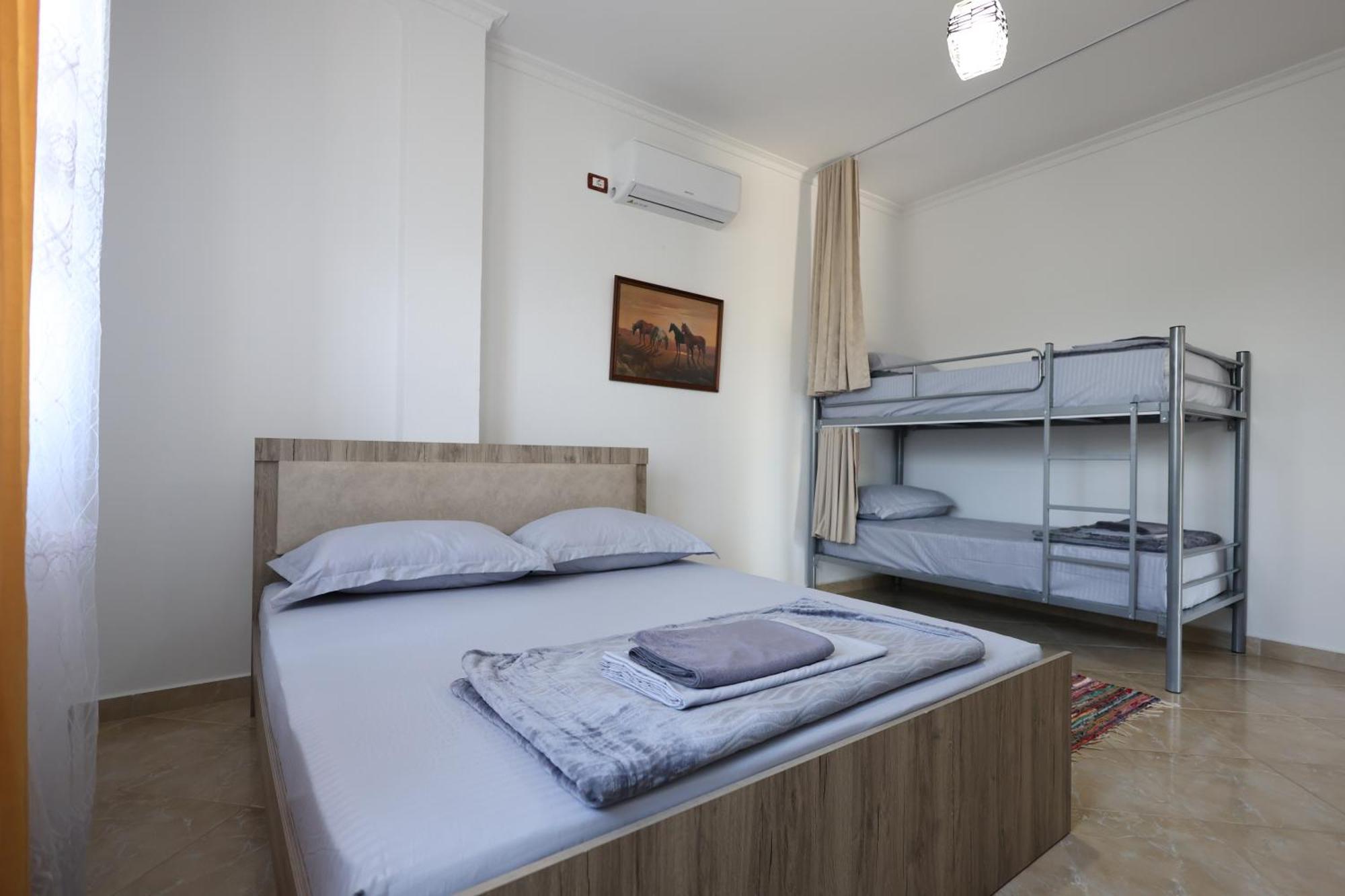 Baza Hostel - Swimming Pool Berat Ngoại thất bức ảnh